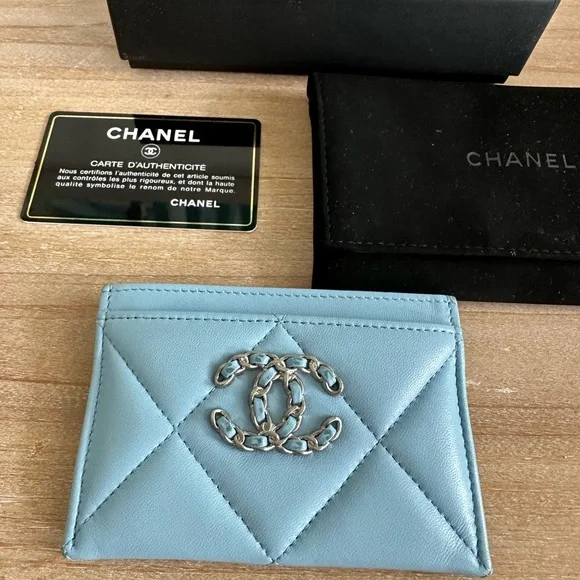 CHANEL Lambskin Quilted Chanel 19 Card Holder - Picture 12 of 12